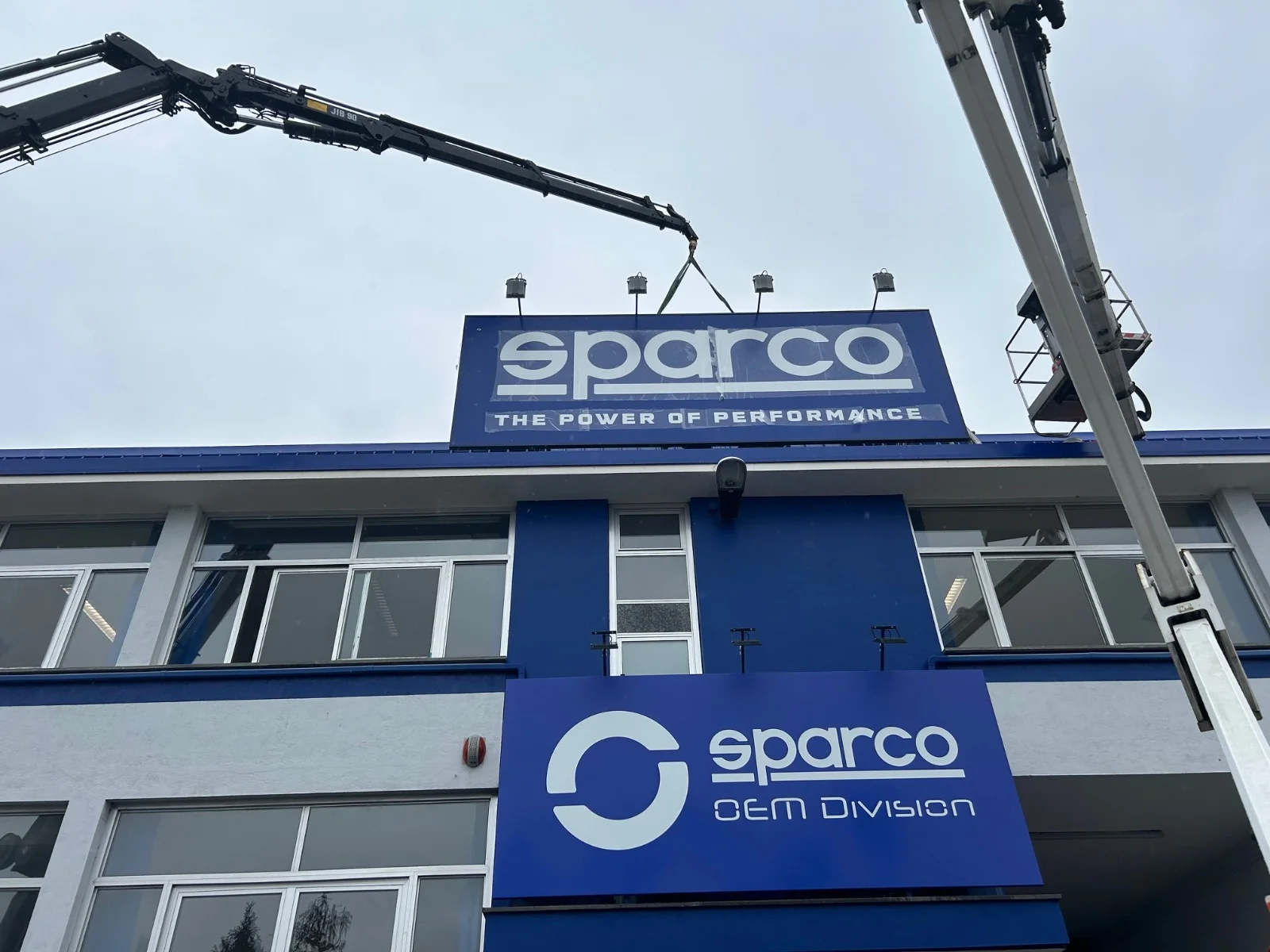 Splendor Neon - Montaggio targa su struttura in altezza